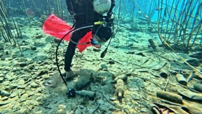Antalya’nın içme suyu kaynaklarından Kırgöz’de su altı temizliği yapan dalgıçlar,