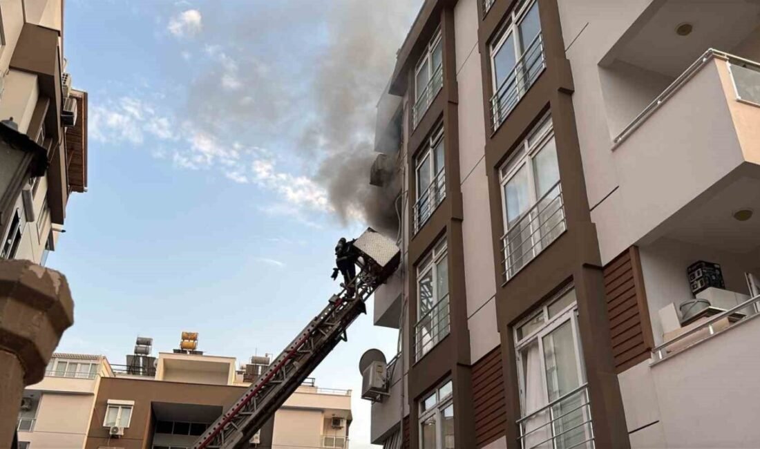 Antalya’da 4 katlı apartmanın 3’üncü katındaki dairede çıkan yangın itfaiye