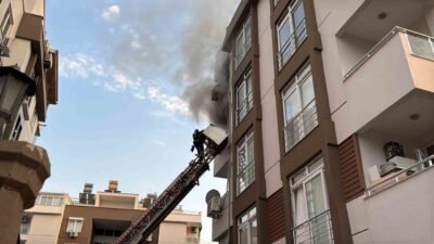 Antalya’da 4 katlı apartmanın 3’üncü katındaki dairede çıkan yangın itfaiye