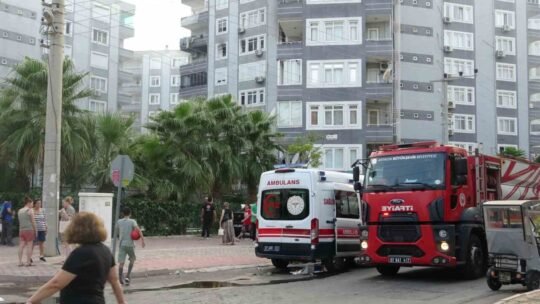 Apartmanda yangın paniği: 5 kişi dumandan etkilendi; Konyaaltı’nda çıkan yangında