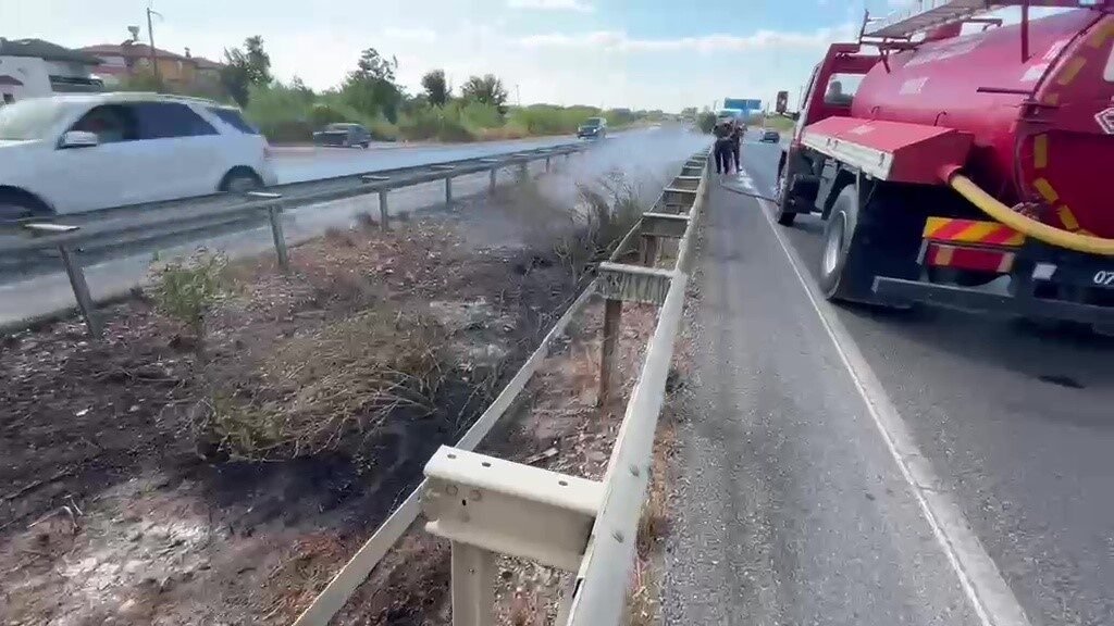 Antalya’nın Manavgat ilçesinde seyir halindeki araçtan atılan izmarit nedeniyle ortaj
