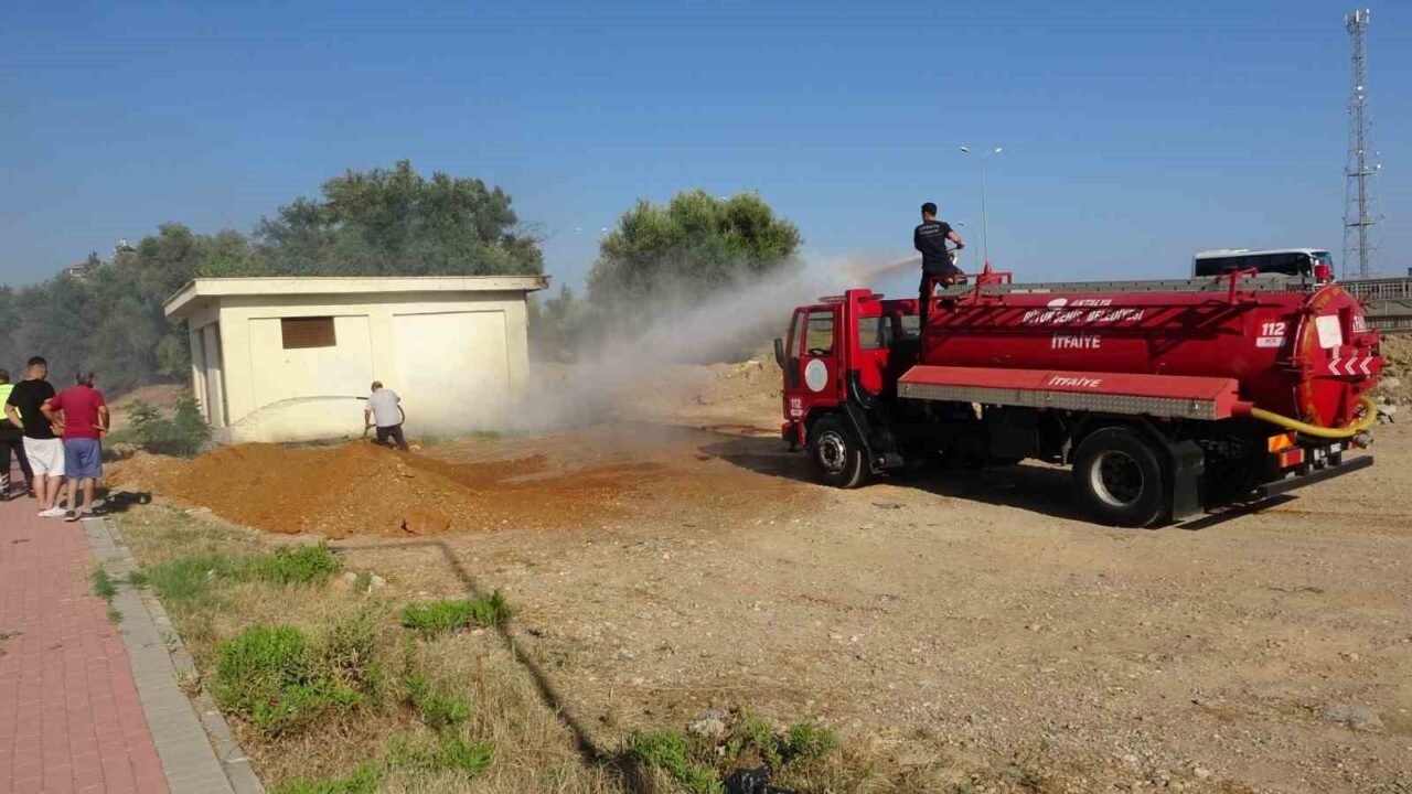 Antalya’nın Manavgat ilçesinde trafodan yükselen duman ve alevler korku dolu
