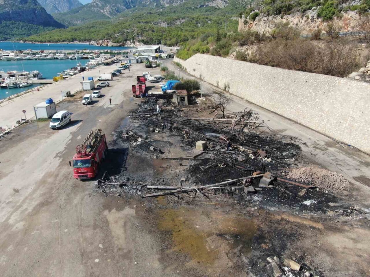 Antalya Balıkçı Barınağı’nda çıkan ve 20’nin üzerinde teknenin küle dönmesine