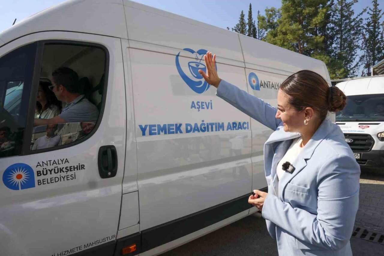 Antalya Büyükşehir Belediyesi Başkan Vekili Büşra Özdemir, güne Büyükşehir Belediyesi