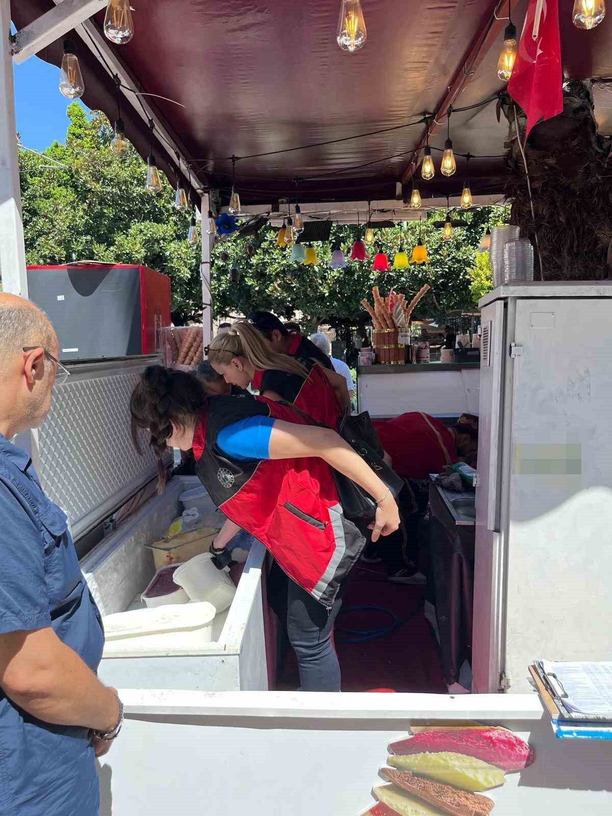 Antalya’nın Muratpaşa ilçesi’nde faaliyet gösteren seyyar dondurma ve meyve suyu