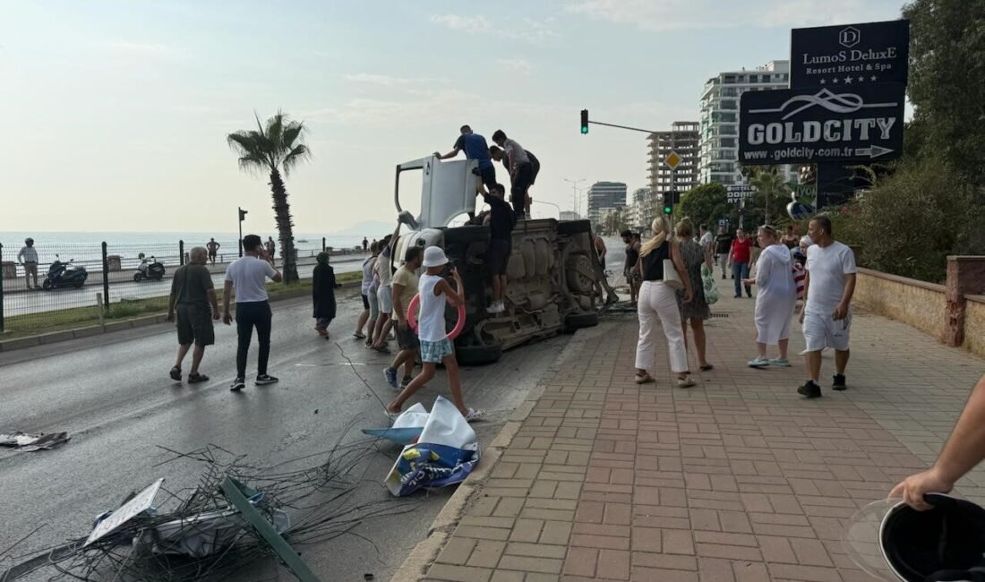 Antalya’nın Alanya ilçesinde, önüne aniden çıkan bisikletliye çarpmamak için manevra