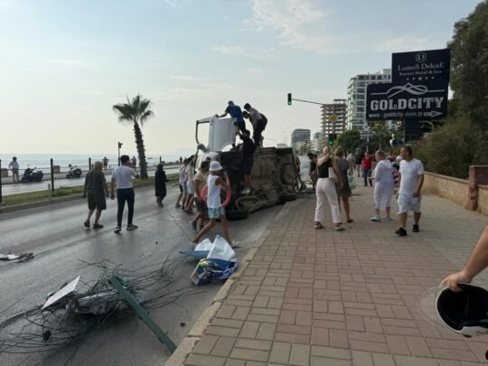 Antalya’nın Alanya ilçesinde, önüne aniden çıkan bisikletliye çarpmamak için manevra