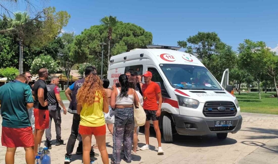Antalya’da denizde boğulma tehlikesi geçiren genç, cankurtaranlar tarafından sudan çıkartılıp