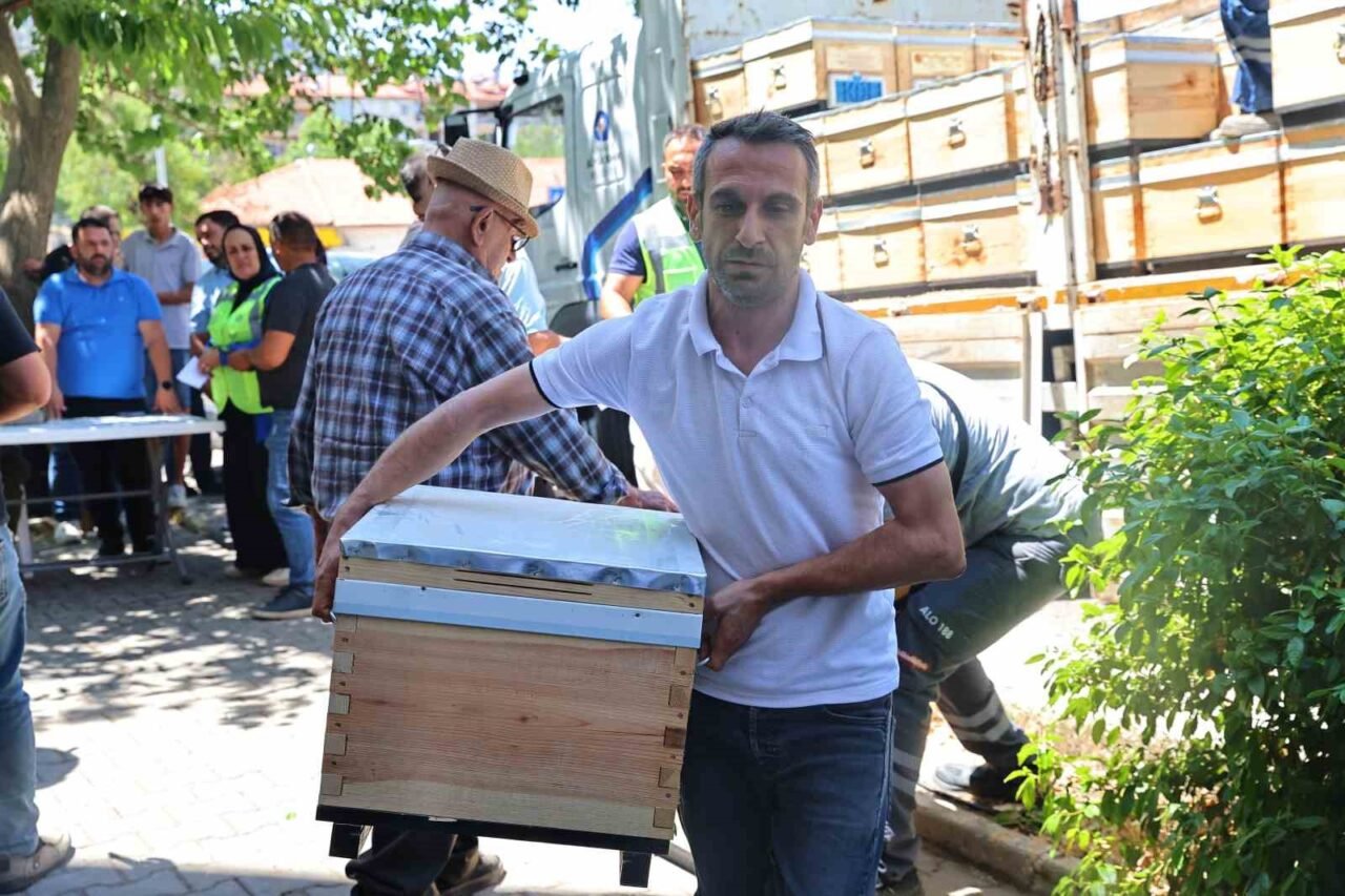 Büyükşehir'den Gündoğmuş ve İbradılı arıcılara bereket kovanı