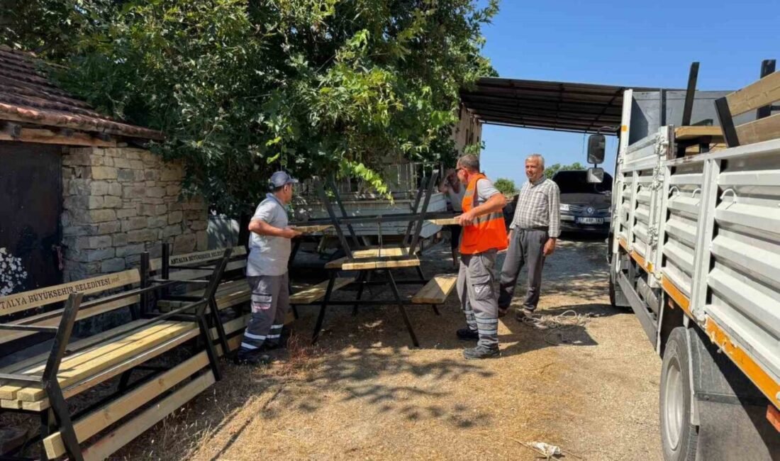 Antalya Büyükşehir Belediyesi, ilçelere bank ve piknik masası desteğini sürdürüyor.