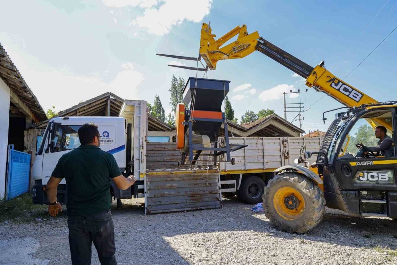 Antalya Büyükşehir Belediyesi, tarım ve hayvancılıkla geçimini sağlayan vatandaşların üretim