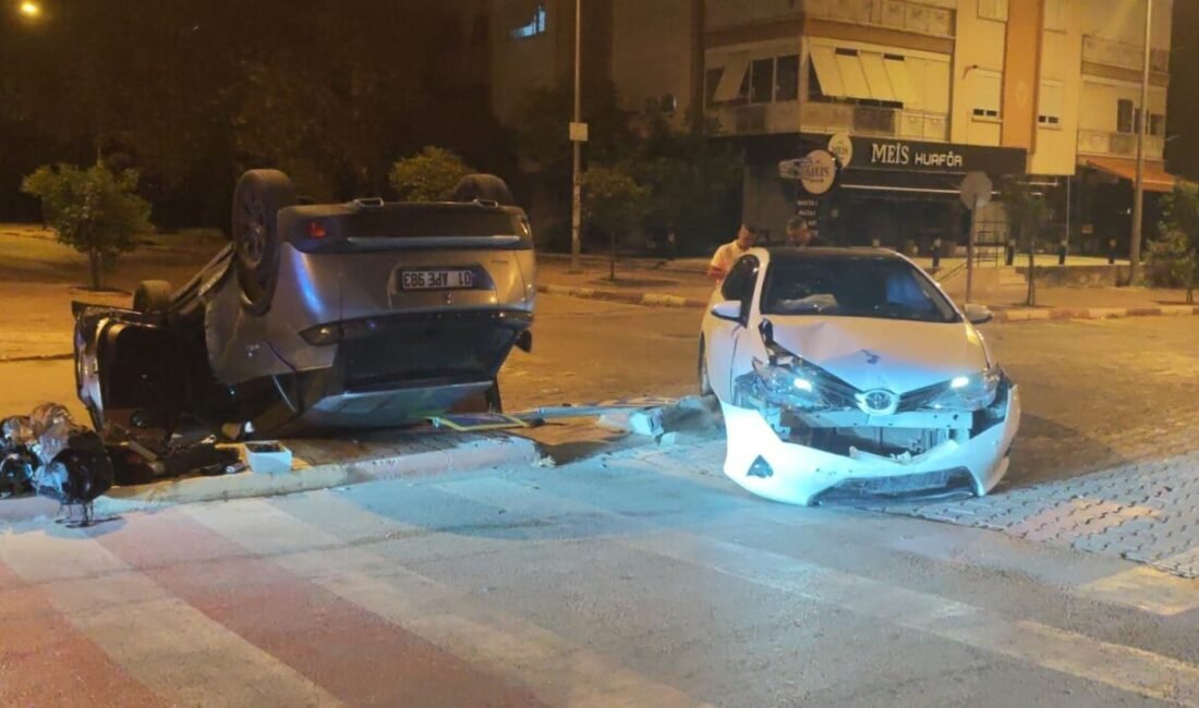Antalya’nın Muratpaşa ilçesinde kavşakta iki otomobilin çarpışması sonucu meydana gelen