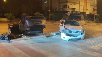 Antalya’nın Muratpaşa ilçesinde kavşakta iki otomobilin çarpışması sonucu meydana gelen