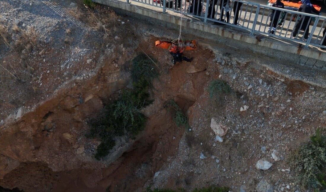 Antalya’nın Alanya ilçesinde denize girmek için yaklaşık 30 metre aşağıya
