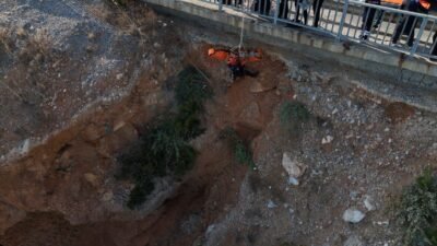 Antalya’nın Alanya ilçesinde denize girmek için yaklaşık 30 metre aşağıya