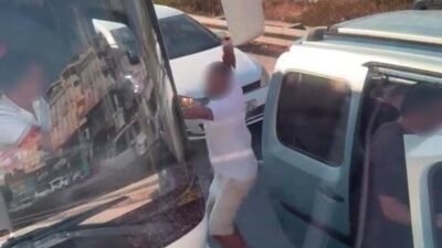 Antalya’nın Manavgat ilçesinde seyir halindeki hafif ticari araçtan inen 1’i