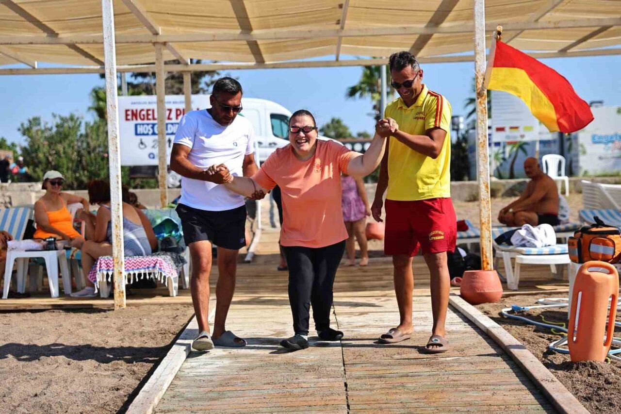 Antalya Büyükşehir Belediyesi’nin Konyaaltı ve Lara’da hizmet veren engelsiz plajları,