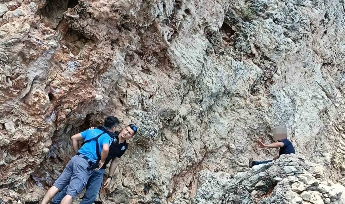 Antalya’da falezlerin orta noktasındaki kayalıklarda bir şahsın mahsur kaldığı ihbarı