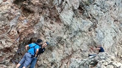 Antalya’da falezlerin orta noktasındaki kayalıklarda bir şahsın mahsur kaldığı ihbarı