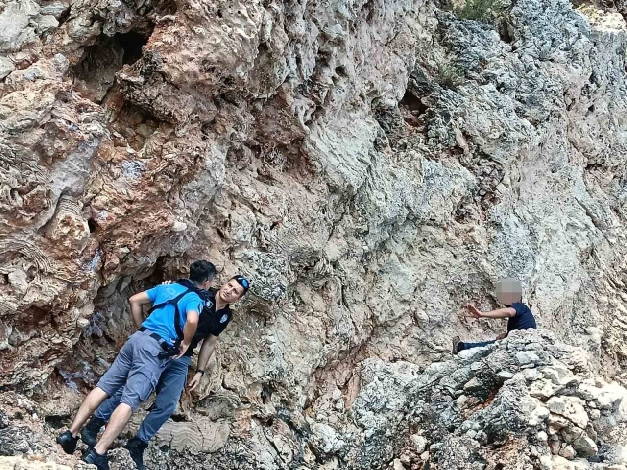Antalya’da falezlerin orta noktasındaki kayalıklarda bir şahsın mahsur kaldığı ihbarı
