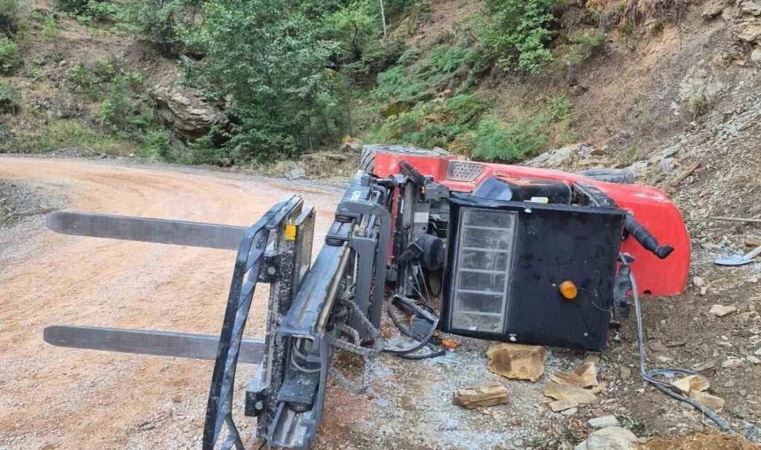 Antalya’nın Gazipaşa ilçesinde parke taşı döşeme çalışmaları sırasında forkliftin devrilmesi