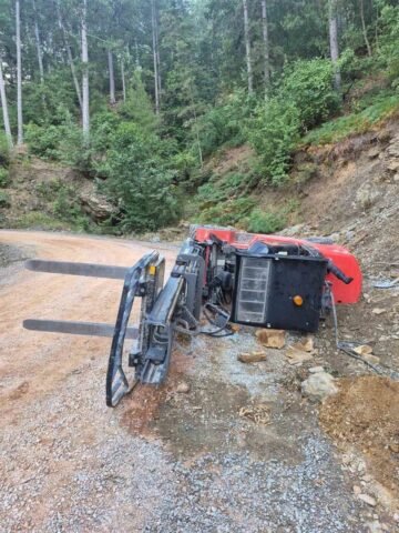 Antalya’nın Gazipaşa ilçesinde parke taşı döşeme çalışmaları sırasında forkliftin devrilmesi