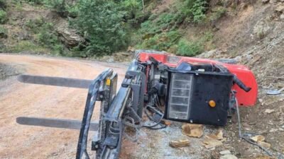 Antalya’nın Gazipaşa ilçesinde parke taşı döşeme çalışmaları sırasında forkliftin devrilmesi