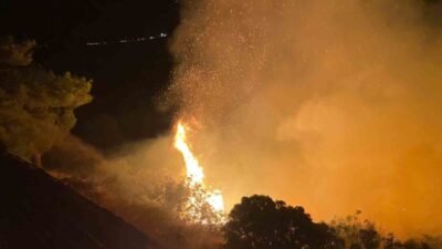 Antalya’nın Gazipaşa ilçesinde ormanlık ve makilik alanda çıkan yangın, ekiplerin