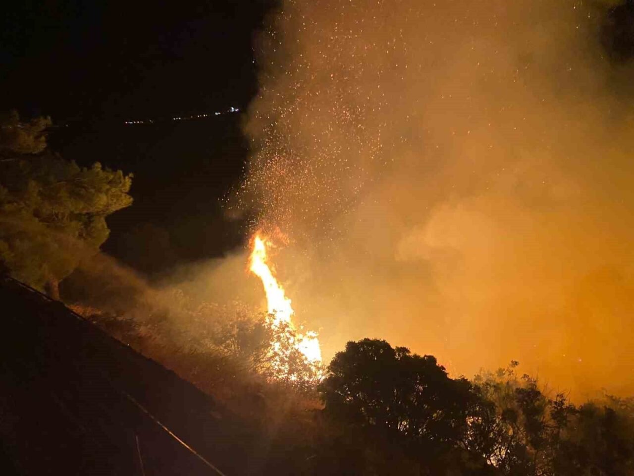 Antalya’nın Gazipaşa ilçesinde ormanlık ve makilik alanda çıkan yangın, ekiplerin