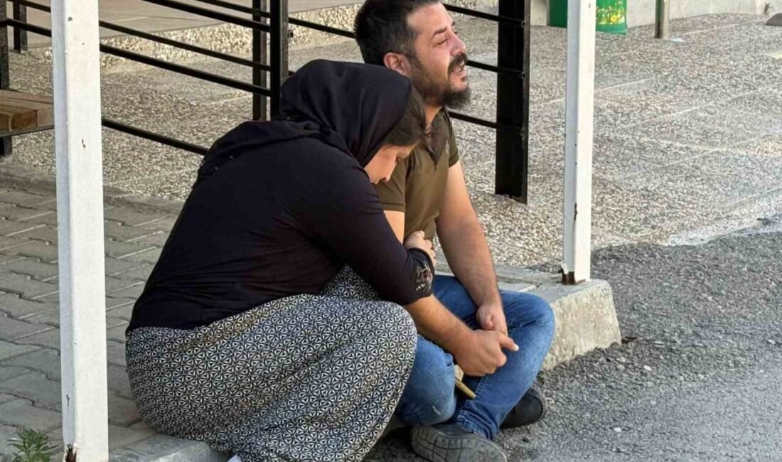 Antalya’nın Serik ilçesinde, babasının kullandığı servis minibüsünün geri manevrası sırasında