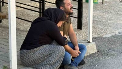 Antalya’nın Serik ilçesinde, babasının kullandığı servis minibüsünün geri manevrası sırasında