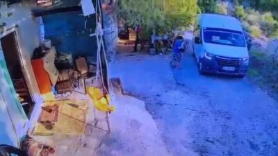 Antalya’nın Serik ilçesinde servis minibüsü ile evinin önünde geri manevra