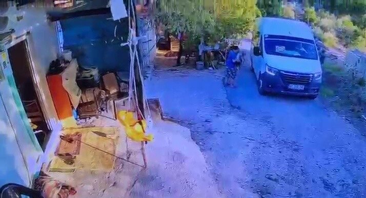 Antalya’nın Serik ilçesinde servis minibüsü ile evinin önünde geri manevra