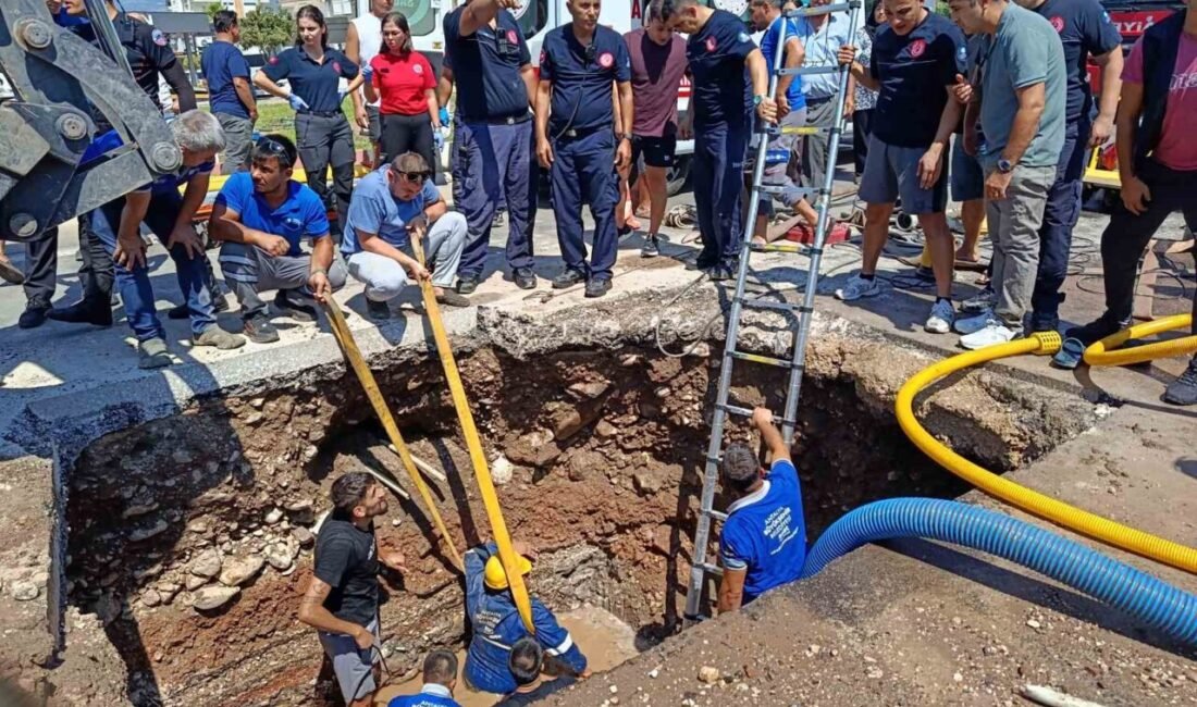 Antalya’nın Kumluca ilçesinde su arıza çalışması yapıldığı sırada çukur alanda