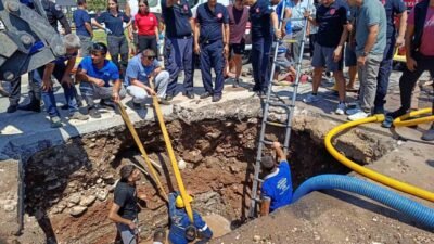 Antalya’nın Kumluca ilçesinde su arıza çalışması yapıldığı sırada çukur alanda