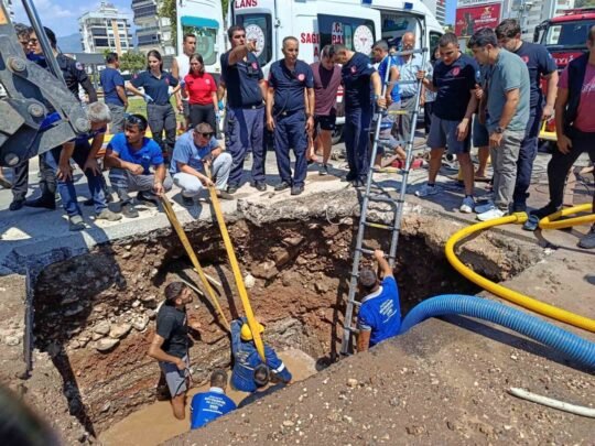 Antalya’nın Kumluca ilçesinde su arıza çalışması yapıldığı sırada çukur alanda