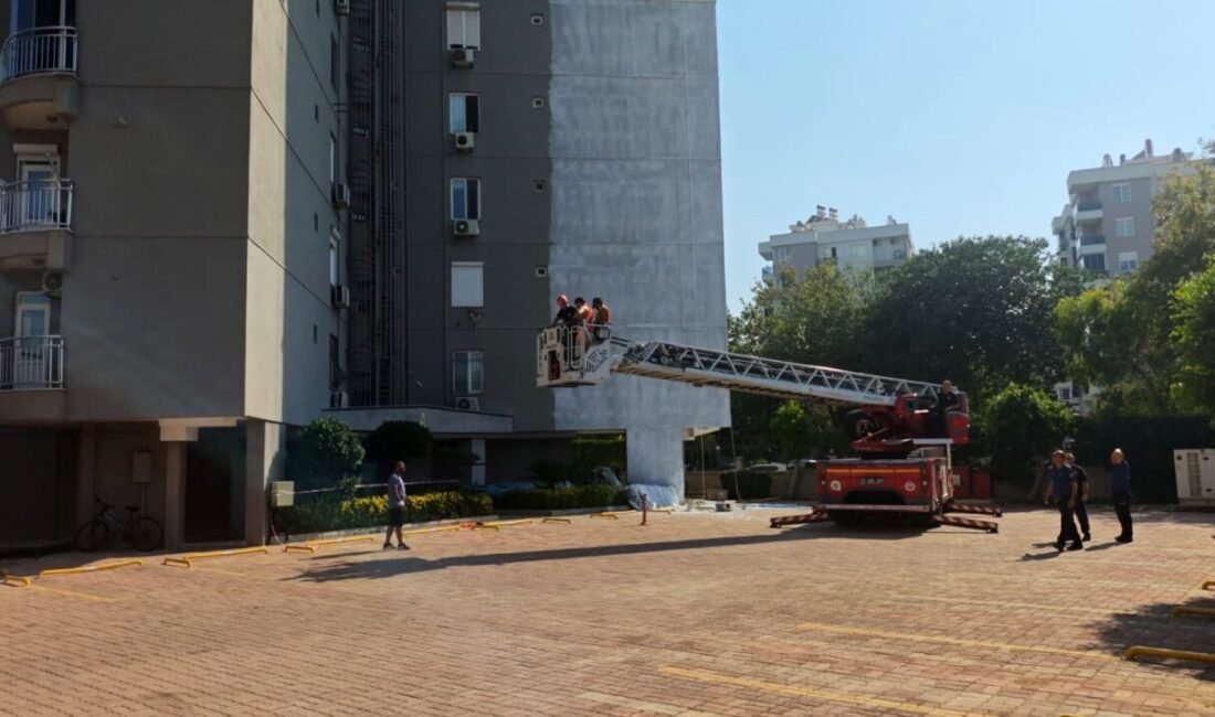 Antalya’nın Muratpaşa ilçesinde bir binanın 10’uncu katında iskelenin halatının kopması