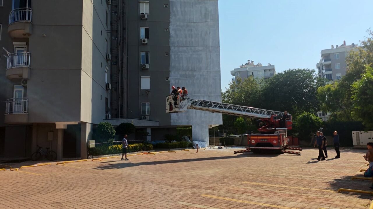 Antalya’nın Muratpaşa ilçesinde bir binanın 10’uncu katında iskelenin halatının kopması