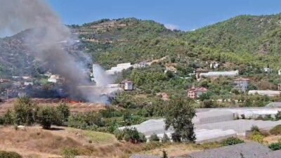 Antalya’nın Gazipaşa ilçesinde seraların arasında çıkan yangın Manavgat yangınından yakıt