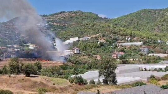 Antalya’nın Gazipaşa ilçesinde seraların arasında çıkan yangın Manavgat yangınından yakıt