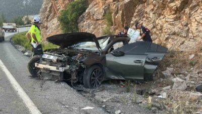 Tatil için geldikleri Antalya’dan eşinin kullandığı otomobil ile dönüş yolunda
