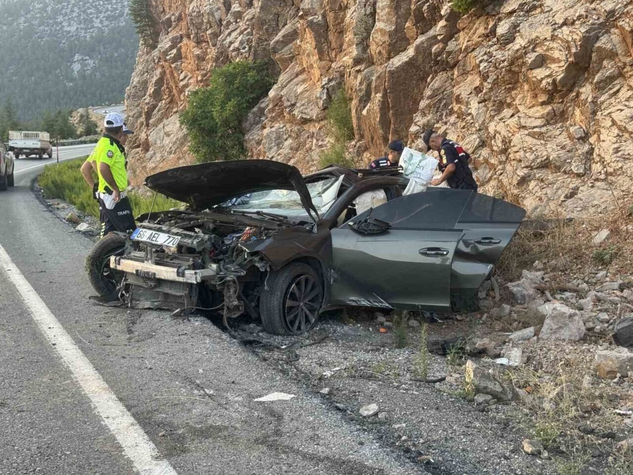 Tatil için geldikleri Antalya’dan eşinin kullandığı otomobil ile dönüş yolunda