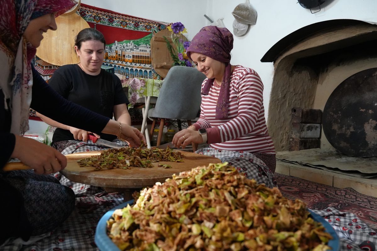 Kadınlar incirleri tahta üzerinde imece usulüyle doğradı