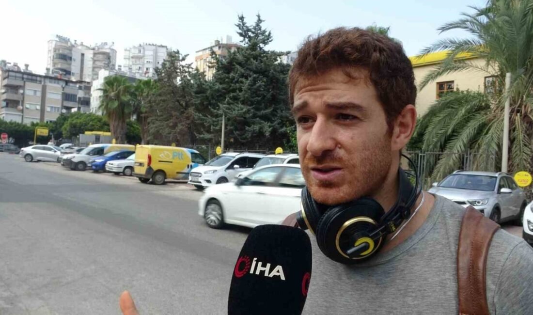 Tatil için geldiği Antalya’da, PTT’ye ait araçların kaldırımı işgal ettiği