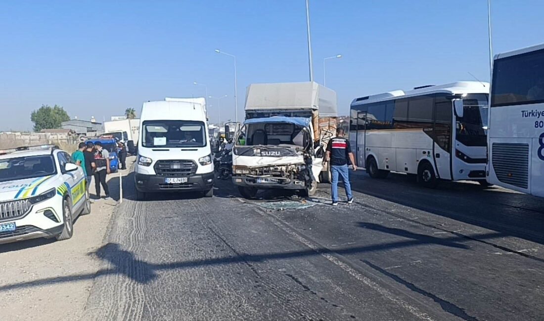 Antalya-Manavgat D-400 Karayolu Gültepe ışıklı kavşağında kamyonun kırmızı ışıkta bekleyen