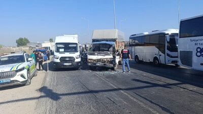 Antalya-Manavgat D-400 Karayolu Gültepe ışıklı kavşağında kamyonun kırmızı ışıkta bekleyen