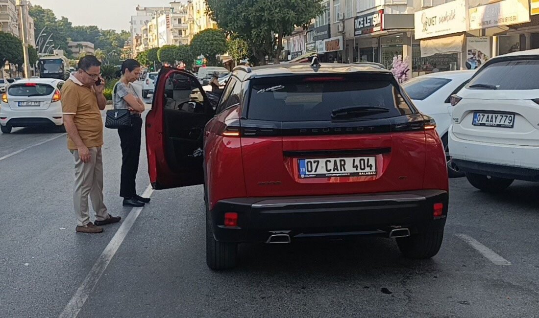 Antalya’nın Manavgat ilçesinde aniden açılan otomobilin kapısına çarpan motosiklet sürücüsü