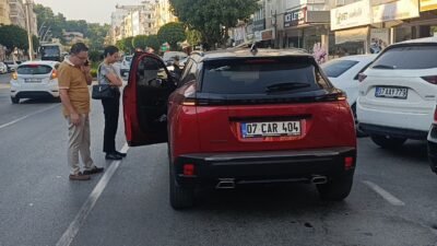 Antalya’nın Manavgat ilçesinde aniden açılan otomobilin kapısına çarpan motosiklet sürücüsü