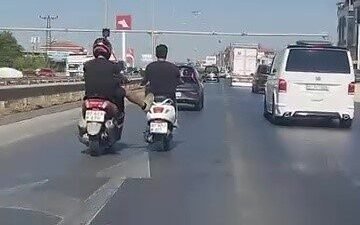 Antalya’nın Manavgat ilçesinde 2 motosiklet sürücüsünün yoğun trafikteki tehlikeli yolculuğu