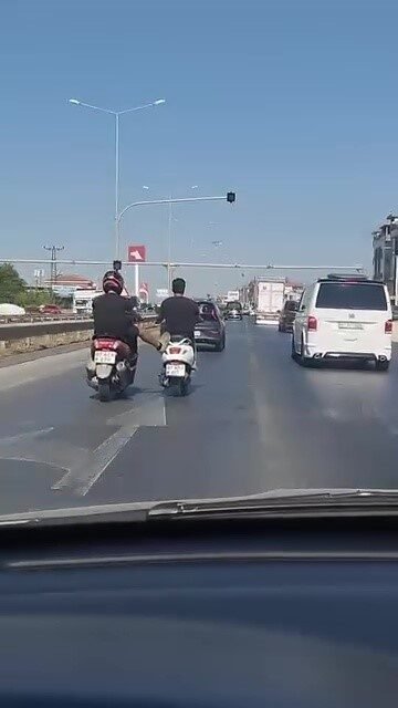Antalya’nın Manavgat ilçesinde 2 motosiklet sürücüsünün yoğun trafikteki tehlikeli yolculuğu
